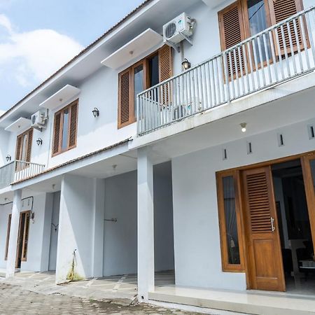 Azalia Homestay Джокьякарта Экстерьер фото