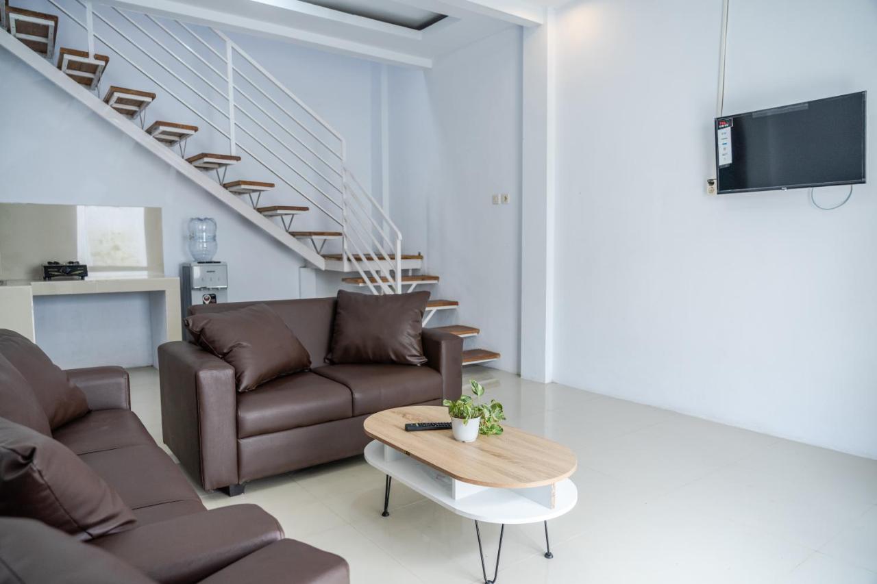 Azalia Homestay Джокьякарта Экстерьер фото