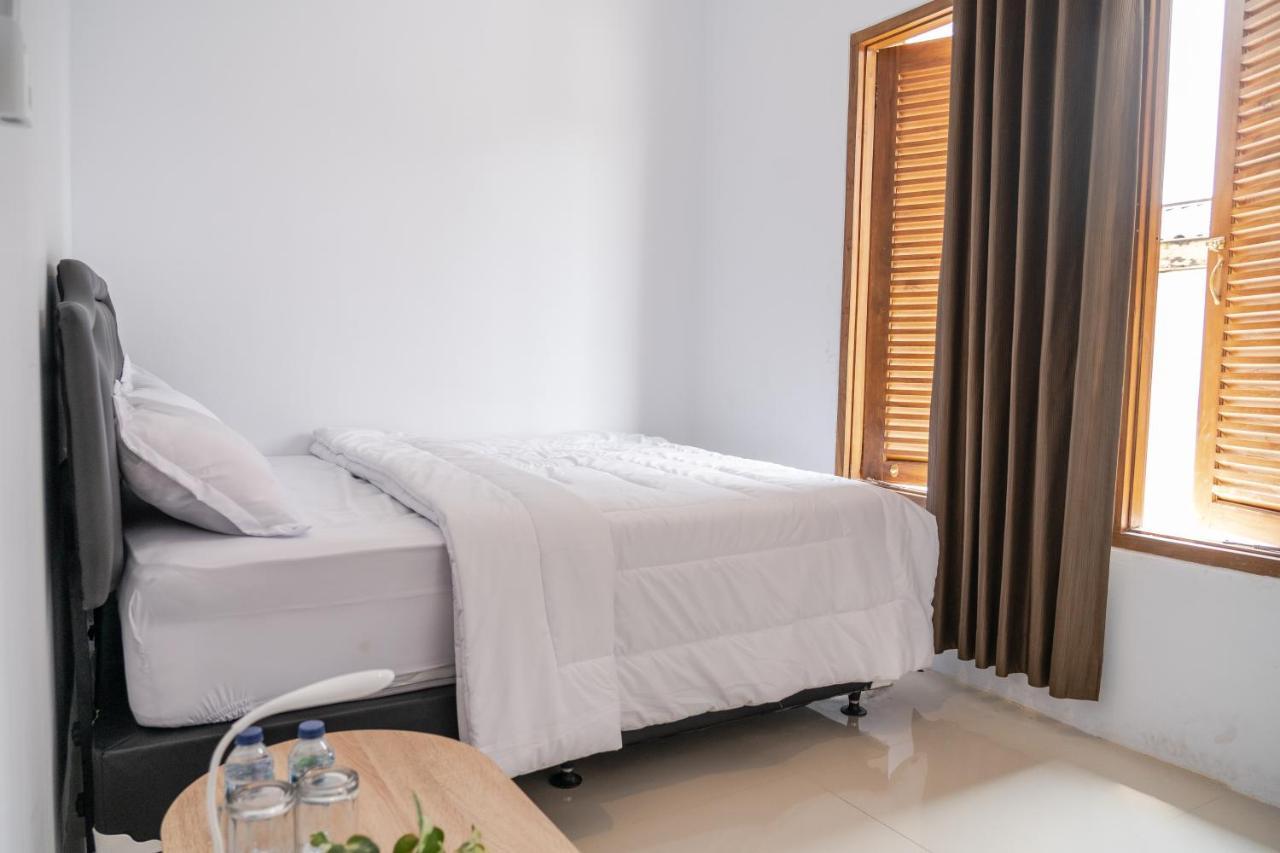 Azalia Homestay Джокьякарта Экстерьер фото