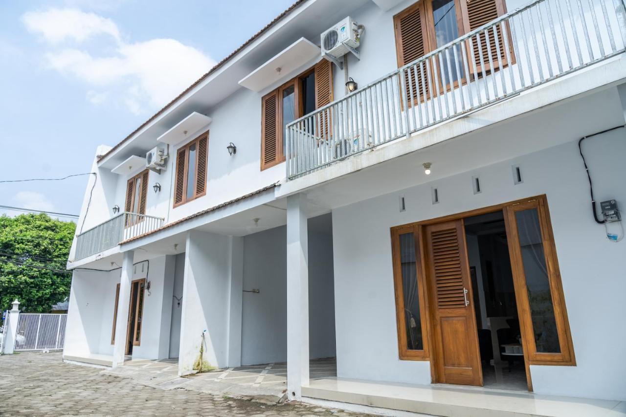 Azalia Homestay Джокьякарта Экстерьер фото