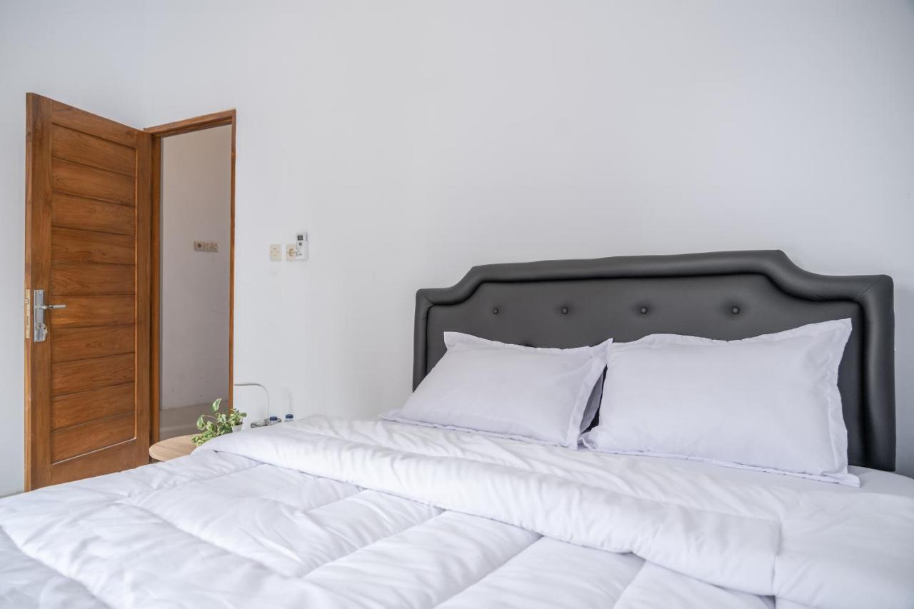 Azalia Homestay Джокьякарта Экстерьер фото
