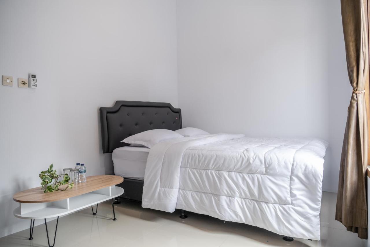 Azalia Homestay Джокьякарта Экстерьер фото